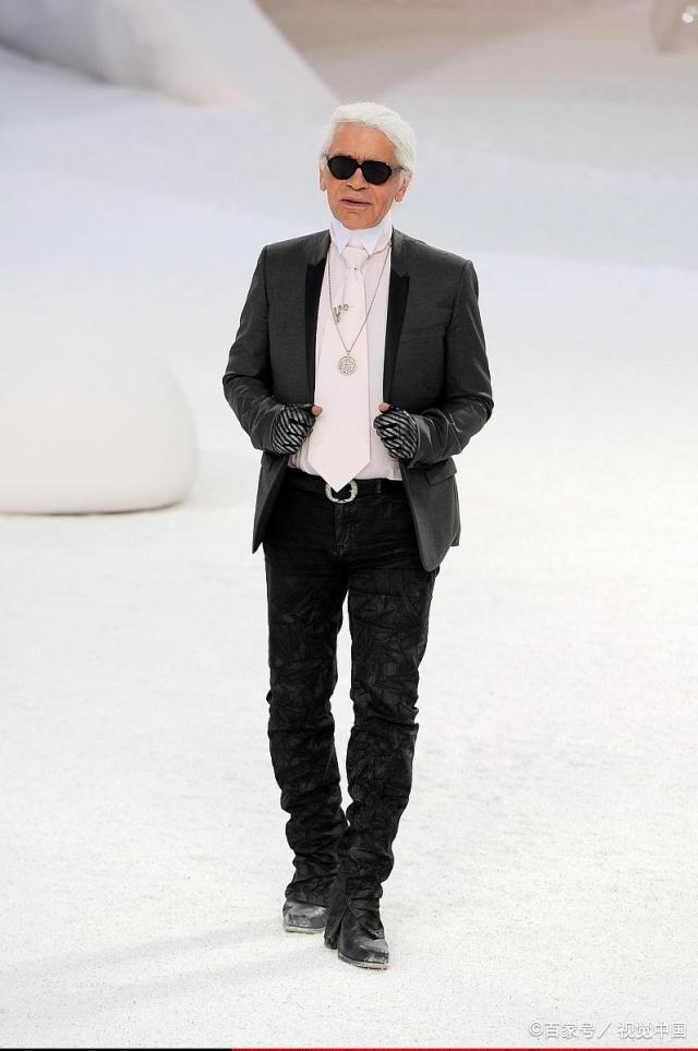 打个招呼,还记的老佛爷的手套吗? 转载自百家号作者:服装搭配师main